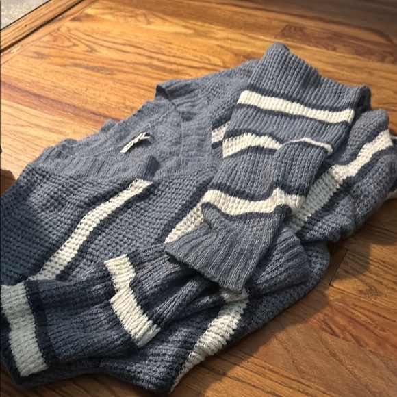 American Eagle Outfitters Sweaters - American Eagle Outfitters Gray and White V-Neck Sweater